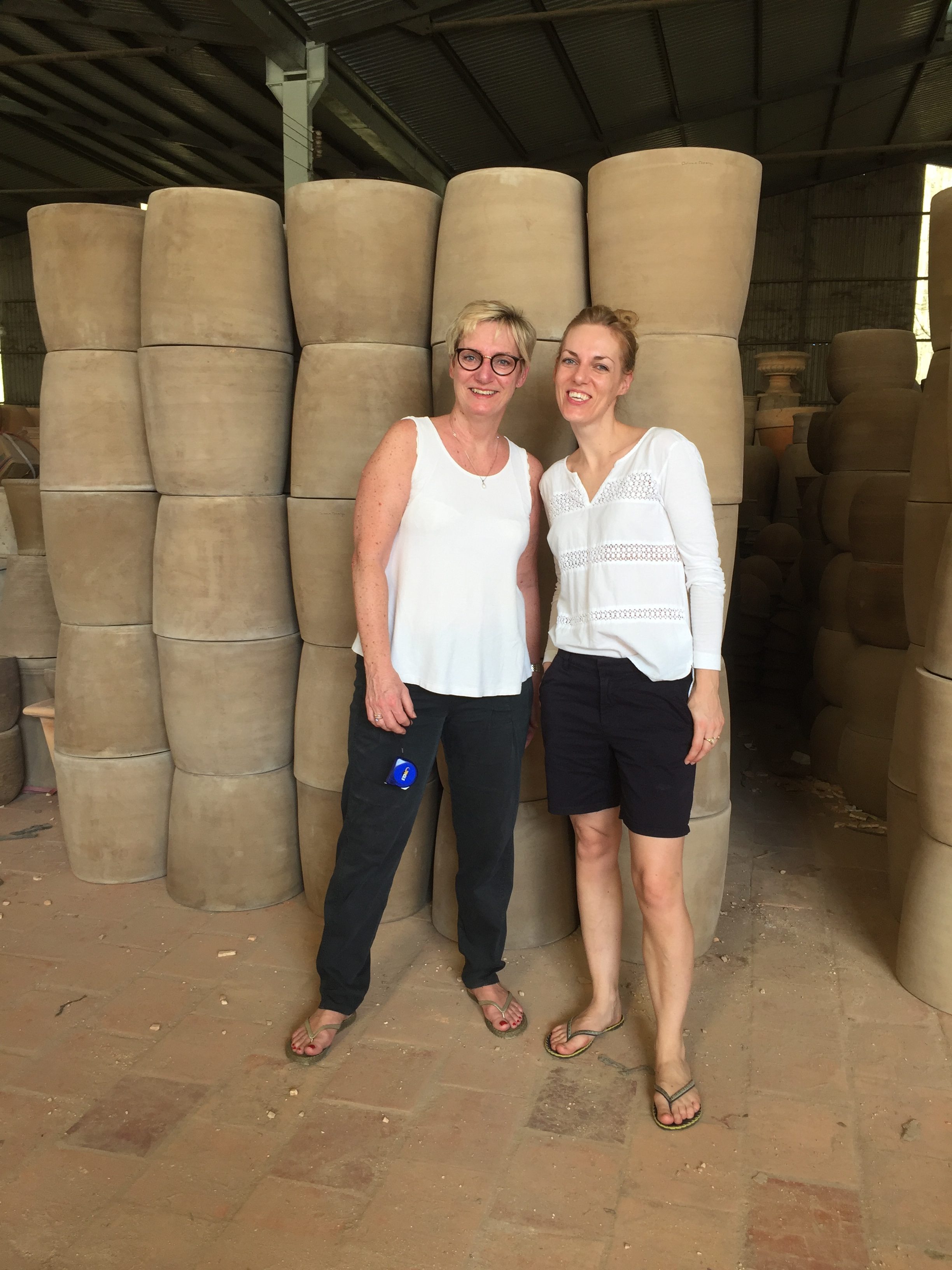 Anette og Trine i terracotta produktionen